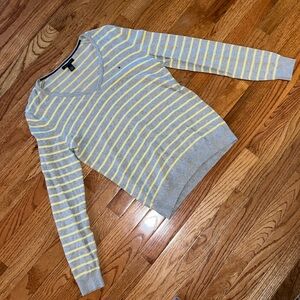 TOMMY HILFIGER Long sleeve V-neck shirt.